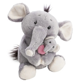 Ein grauer Plüschelefant hält ein kleines Baby-Plüschtier mit einem rosa Herz.