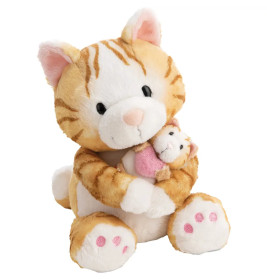 Plüschkatze in Orange und Weiß umarmt ein kleines Stoffkätzchen mit rosa Kleidung.