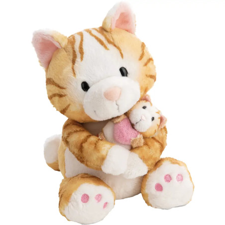 Plüschkatze in Orange und Weiß umarmt ein kleines Stoffkätzchen mit rosa Kleidung.