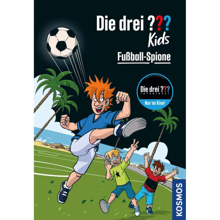 Drei animierte Kinder spielen Fußball auf einem Feld am Strand der Ball fliegt gerade durch die Luft.
