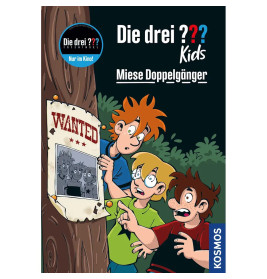 Drei Jungen blicken überrascht auf ein Steckbriefposter mit ihren Gesichtern, das an einem Baum im Wald hängt.