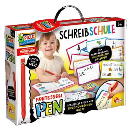 Ein Mädchen lernt mit einem Montessori-Stiftset zu schreiben; die Box zeigt farbenfrohe Lernmaterialien.