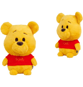 Zwei Plüschtiere eines gelben Bären mit rotem "Pooh"-Shirt aus verschiedenen Perspektiven.