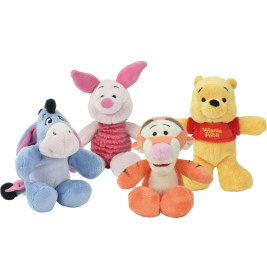 Vier Plüschtiere - Eeyore, Ferkel, Tigger und Winnie Puuh - sitzen nebeneinander und schauen nach vorne.
