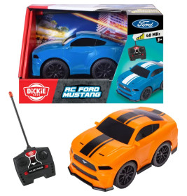 Zwei RC Ford Mustang Spielzeugautos in Blau und Orange, mit Fernbedienung und Verpackung im Hintergrund.