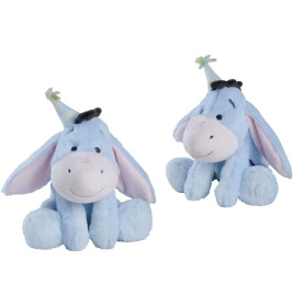 Zwei Esel-Stofftiere mit Partyhüten sitzen lächelnd nebeneinander vor weißem Hintergrund.