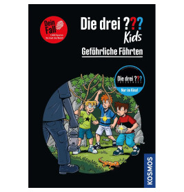 Drei Jungen mit Taschenlampen wirken nachts im Wald überrascht, als eine geheimnisvolle Gestalt neben ihnen steht.