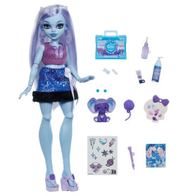 Puppe mit blauer Haut und lila Haaren, Tierfigur, Sticker und blau-lilafarbene Accessoires liegen um sie herum.