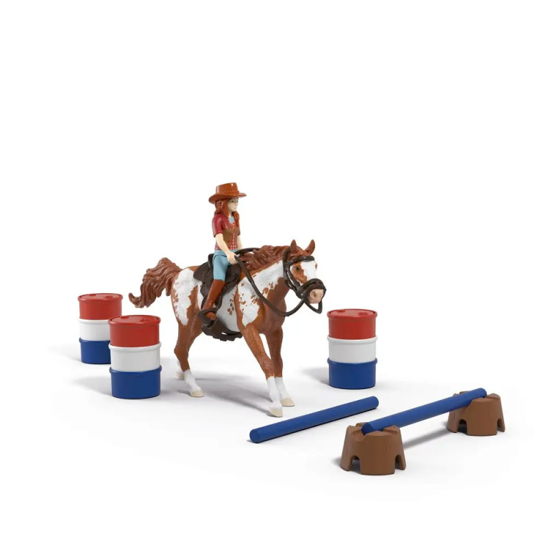 Spielfigur einer Cowgirl-Reiterin auf einem Pferd, umgeben von Fässern und Sprungstangen auf weißem Hintergrund.