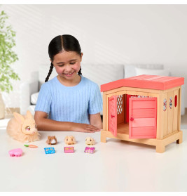 Ein lächelndes Mädchen spielt am Tisch mit Plüschhase, kleinen Tierfiguren und einem Holzhaus.