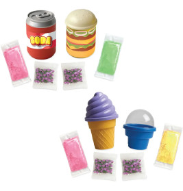 Radiergummis in Form von Getränkedose, Burger, Eis und blauer Tasse, umgeben von kleinen Päckchen.