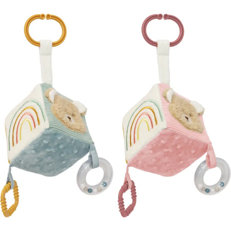 Zwei weiche Baby-Sensorikwürfel in Blau und Rosa, jeweils mit Teddybär, Regenbogen und Beißringen.