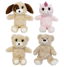 Vier Stofftiere sitzen aufrecht: ein Hund, ein pinkes Einhorn und zwei braune Teddybären.