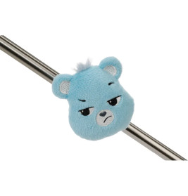 Ein blauer Plüschbärenkopf mit grimmigem Ausdruck ist an einer Metallstange befestigt.