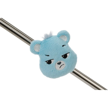 Ein blauer Plüschbärenkopf mit grimmigem Ausdruck ist an einer Metallstange befestigt.