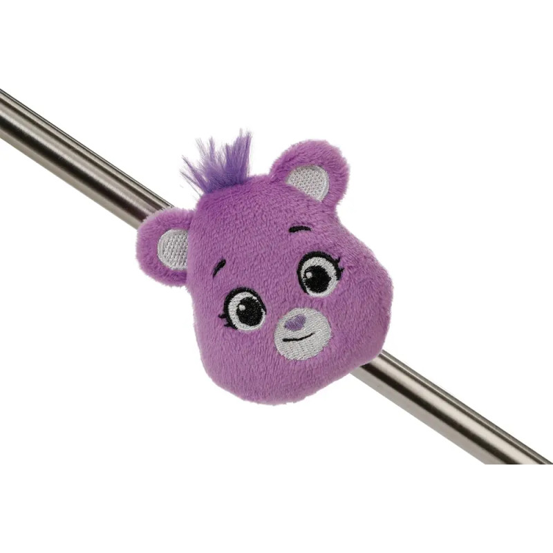 Lila Plüschbärenkopf mit gesticktem Gesicht schräg an eine Metallschiene geklemmt.