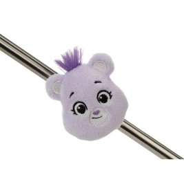 Plüschiger lila Bärenkopf mit Haarbüschel, auf einer Metallstange befestigt.