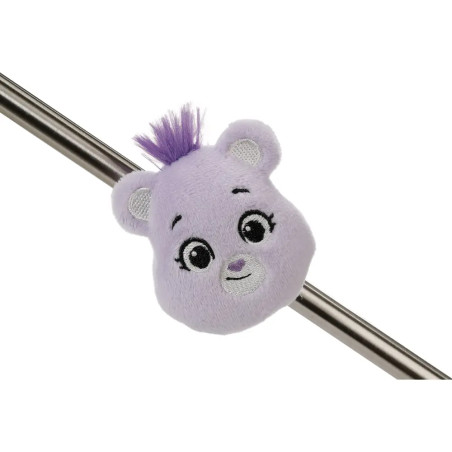 Plüschiger lila Bärenkopf mit Haarbüschel, auf einer Metallstange befestigt.