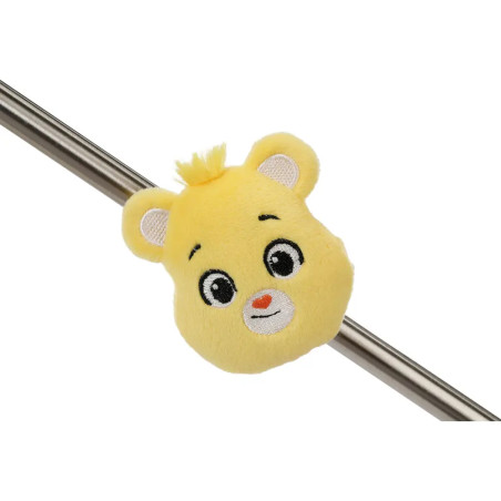 Plüschiges gelbes Bären-Gesicht mit gestickten Augen, Ohren und orangefarbenem Herz-Nase an einer Metallstange.