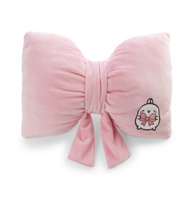 Rosa, samtiges Kissen in Schleifenform mit aufgestickter Cartoonfigur, die eine Schleife hält.
