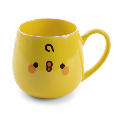 Gelbe Tasse mit niedlichem Küken-Gesicht, runden Wangen und gebogenem Henkel auf der rechten Seite.
