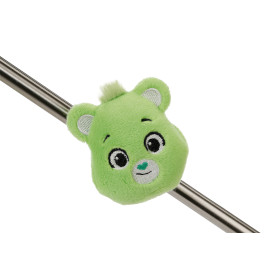Grüner Bären-Plüschstiftaufsatz mit lächelndem Gesicht auf einem Metallstift vor weißem Hintergrund.