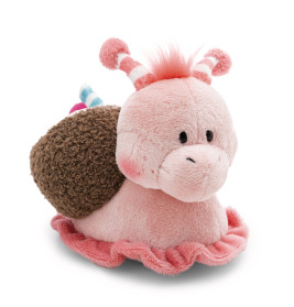 Rosa Plüsch-Schnecke mit braunem Haus, gestreiften Fühlern und Rüschen-Sockel vor weißem Hintergrund.