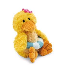 Ein gelbes Plüsch-Entchen mit rosa Schleife und blau gestreiftem Schwimmring sitzt vor weißem Hintergrund.