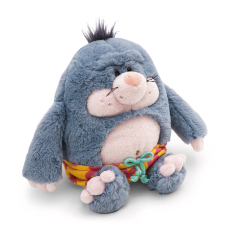 Ein blaues Stoff-Maulwurfkuscheltier mit dunklem Haarschopf und bunter Badehose sitzt aufrecht.