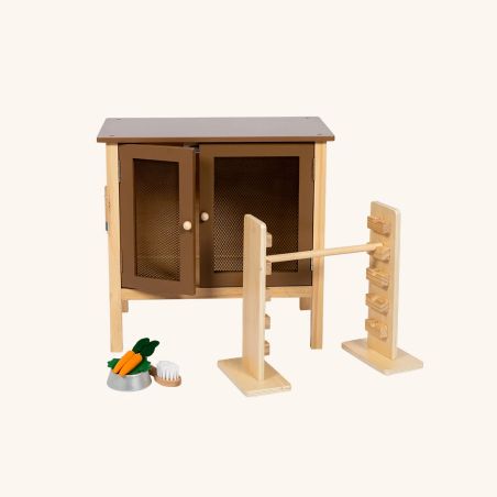 Holzspielzeug-Kaninchenstall mit offenen Türen, Agility-Set, Spielgemüse und Futterschale.