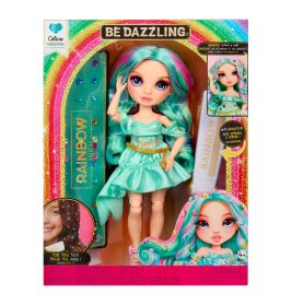 Rainbow High Céline Turquoise Puppe mit bunten Haaren, grünem Kleid und Zubehör in einer farbenfrohen Verpackung.