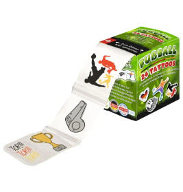 Schachtel mit der Aufschrift "Fußball 24 Tattoos", aus der sportliche Temporärtattoos herausgezogen werden.