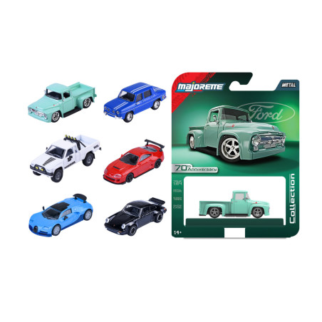 Sechs Spielzeugautos und ein verpackter Majoretten-Ford-Lkw liegen auf weißem Hintergrund.
