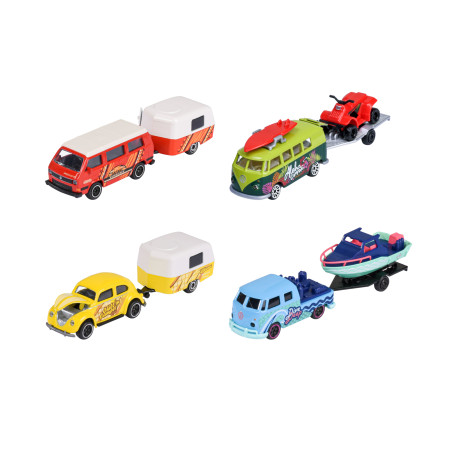 Vier Spielzeugfahrzeuge mit Anhängern: roter, grüner, blauer Van und gelbes Auto, alle transportieren verschiedene Dinge.