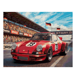 Ein roter Porsche-Oldtimer mit Startnummer 73 fährt auf der Rennstrecke, im Hintergrund Publikum und Fahnen.