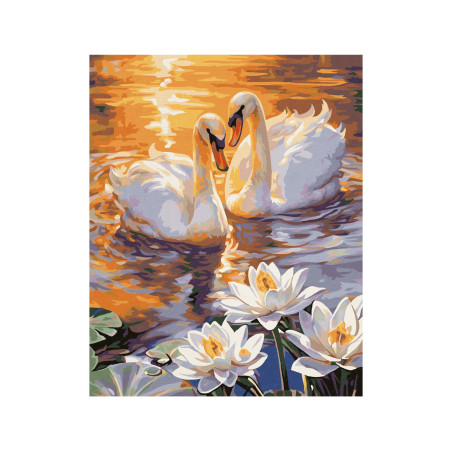 Zwei Schwäne auf goldenem Wasser bei Sonnenuntergang, im Vordergrund weiße Seerosen.