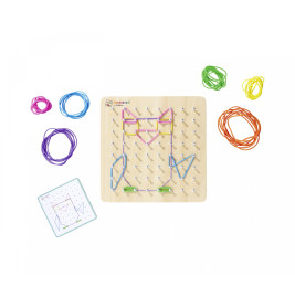 Zu sehen sind ein Holz-Geobrett mit Gummibändern in Eulenform, weitere Bänder und eine Vorlagekarte.