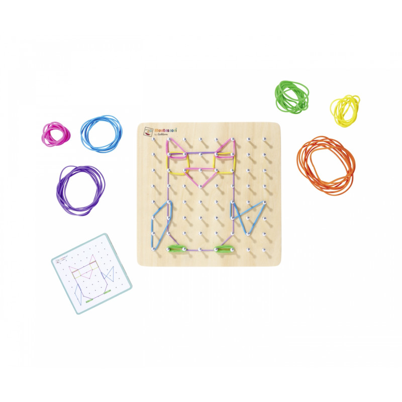 Zu sehen sind ein Holz-Geobrett mit Gummibändern in Eulenform, weitere Bänder und eine Vorlagekarte.