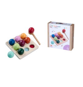 Montessori Kugelklopfspiel aus Holz mit bunten Kugeln und passender Box vor weißem Hintergrund.