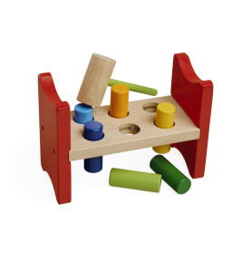 Holz-Klopfbank mit bunten Stäben, rotem Rand und Hammer; einige Stäbe sind bereits herausgeschlagen.