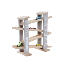 Holzrampe mit vier bunten Autos auf verschiedenen Ebenen, nummeriert und mit Rennstreckendesign versehen.