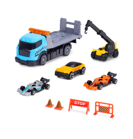Spielzeug-Abschleppwagen, Kran, Autos, Pylonen und Absperrungen auf weißem Hintergrund angeordnet.