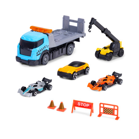 Spielzeug-Abschleppwagen, Kran, Autos, Pylonen und Absperrungen auf weißem Hintergrund angeordnet.