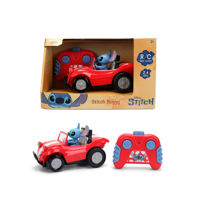 Spielzeug-Stitch im roten ferngesteuerten Auto mit Controller, sowohl in als auch außerhalb der Verpackung gezeigt.