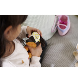 ChiChi LOVE Sleeping Buddy Plüschhund im Körbchen – 2-fach sortiert: ChiChi oder Rocky (15 cm)