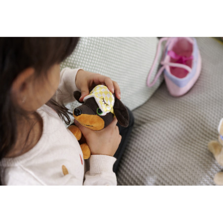 ChiChi LOVE Sleeping Buddy Plüschhund im Körbchen – 2-fach sortiert: ChiChi oder Rocky (15 cm)