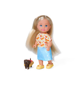 Blonde Puppe im Rock und Sandalen steht neben einem kleinen braunen Spielzeughund mit gelbem Accessoire.