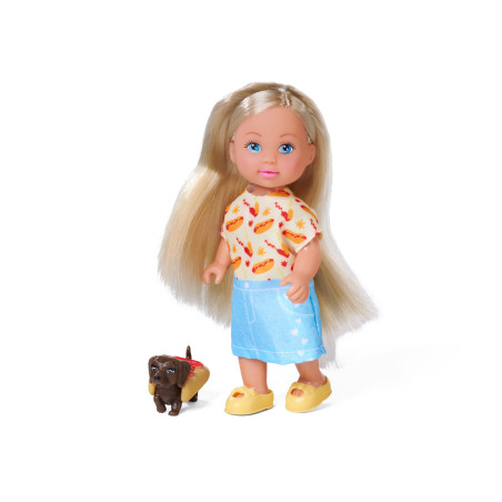 Blonde Puppe im Rock und Sandalen steht neben einem kleinen braunen Spielzeughund mit gelbem Accessoire.