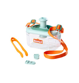 Transparente Käferbox mit orangem Band, grünem Deckel, Pinzette und Zubehör, Aufschrift: Scout.