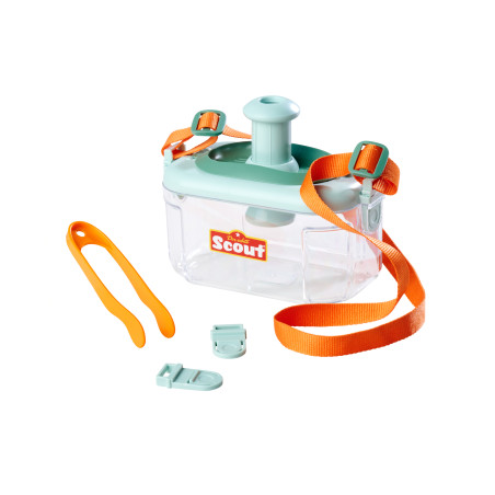 Transparente Käferbox mit orangem Band, grünem Deckel, Pinzette und Zubehör, Aufschrift: Scout.